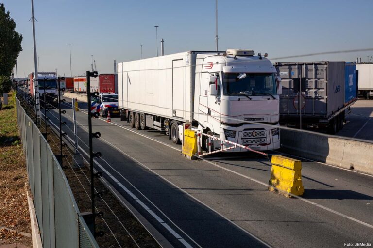 Twaalf inklimmers aangetroffen in vrachtwagen op bedrijventerrein Vlaardingen, chauffeur aangehouden [+foto’s]