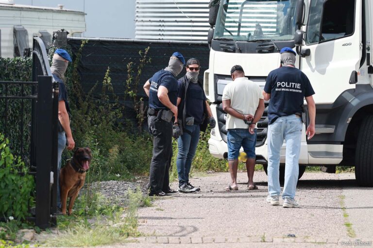 Vrachtwagen is net aan het inparkeren als zwaarbewapende politie terrein bestormt, zeker zes verdachten geblinddoekt afgevoerd [+foto’s]