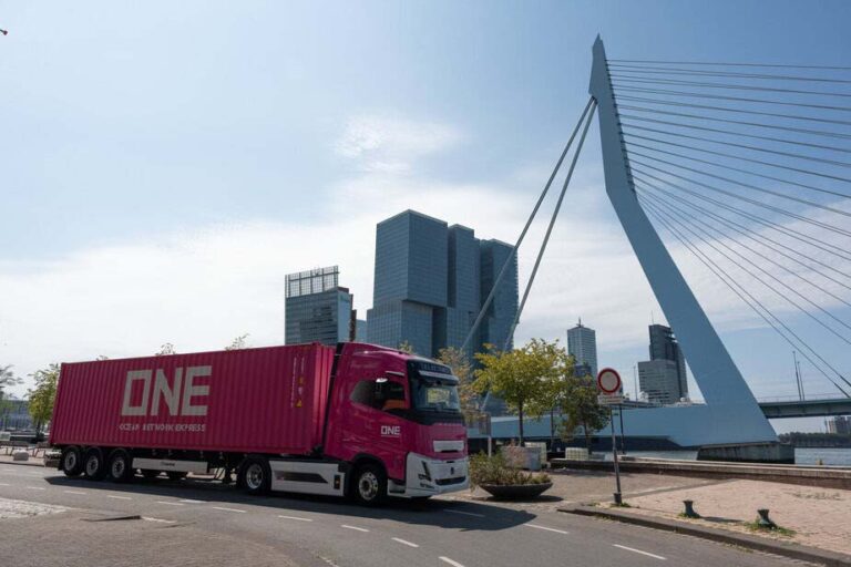 DM Transport zet eerste elektrische vrachtwagen in voor containertransport in Rotterdamse haven