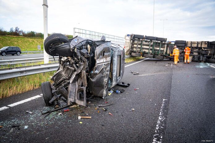 Gekantelde vrachtwagen A15