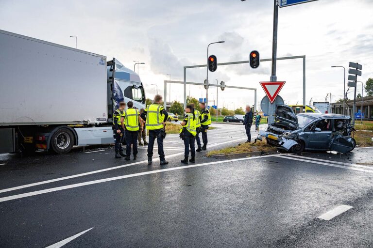 Meerdere gewonden bij ongeval met twee vrachtwagens en twee auto’s op A15