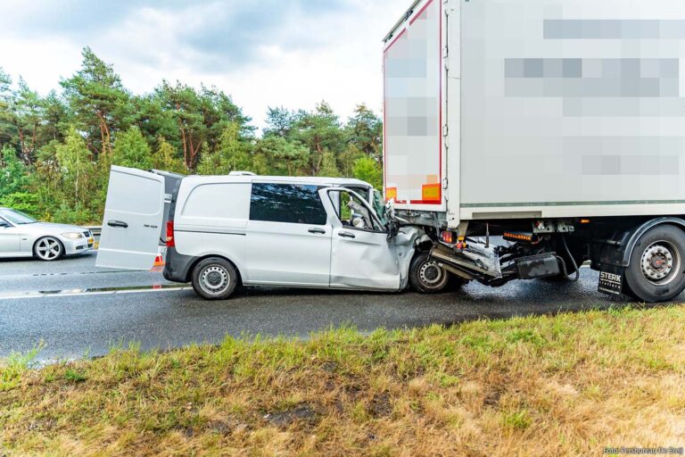 Bestelbus botst achterop vrachtwagen op A28, bestuurder naar ziekenhuis