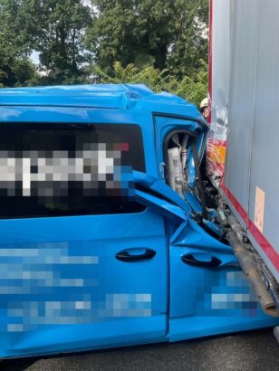 Auto onder vrachtwagen