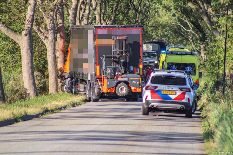 Vrachtwagenchauffeur ernstig gewond na botsing tegen boom in Bolsward