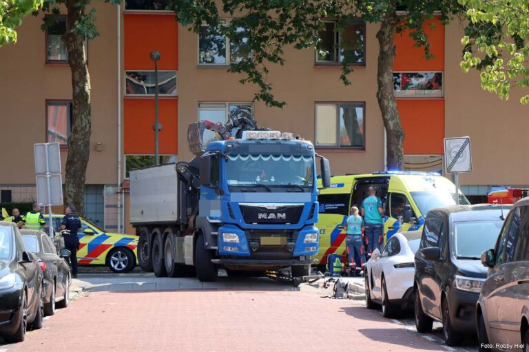 Fietsster (29) zwaargewond na aanrijding met vrachtwagen in Amsterdam, politie zoekt getuigen [+foto’s]