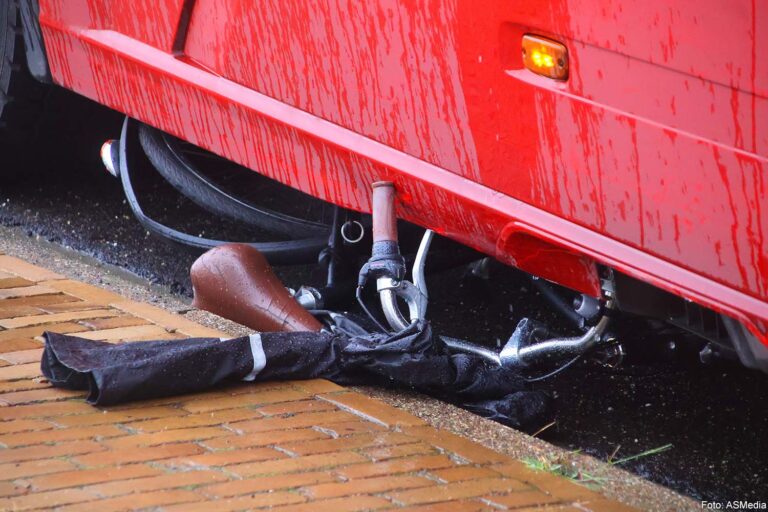 Fietsster ernstig gewond na aanrijding met vrachtwagen in Leiden [+foto’s]