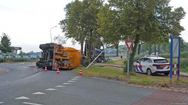 Trailer met mest kantelt achter vrachtwagen op N361 bij Winsum
