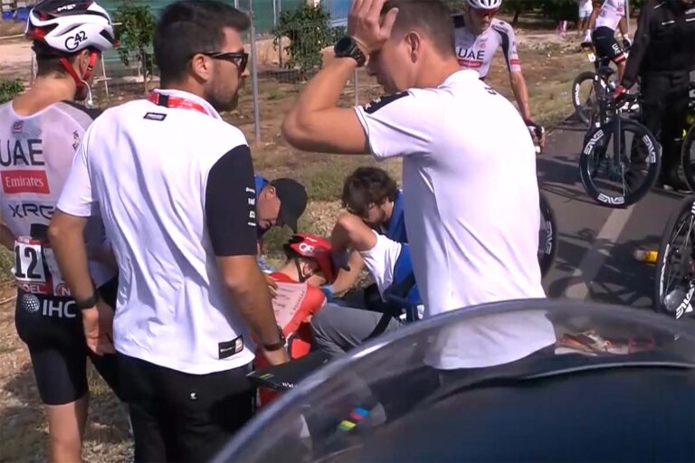 Rodetruidrager Tadej Pogačar komt hard ten val en stapt uit Vuelta [+video’s]