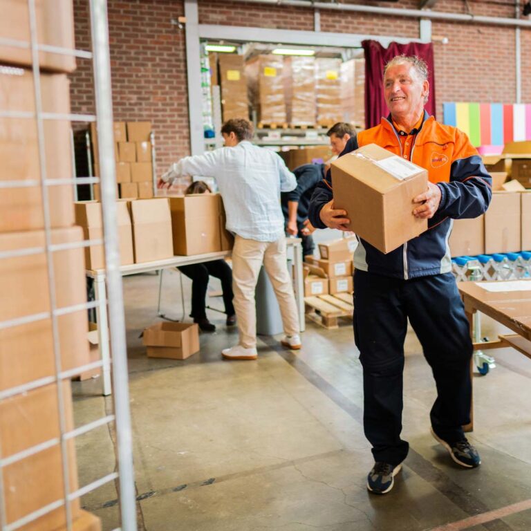 PostNL en Stichting Jarige Job bereiken mijlpaal: 1 miljoen pakketten uit pakketautomaten opgehaald