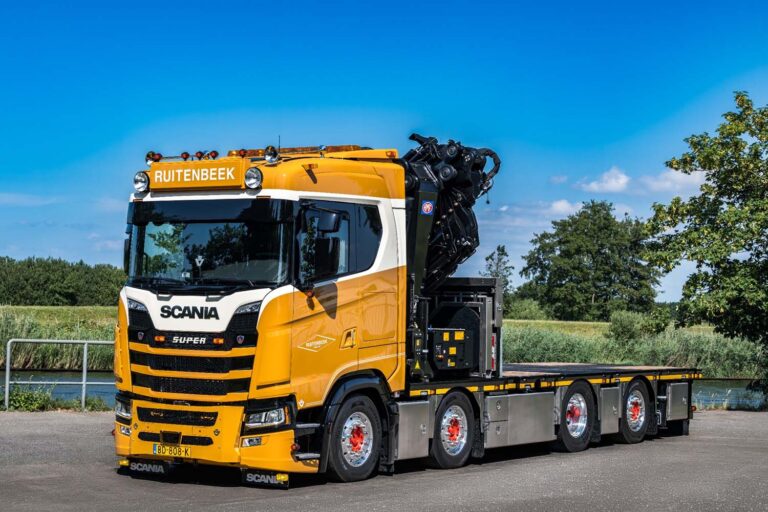 Ruitenbeek Transport neemt nieuwe Scania 660S V8 met 95 tonmeter kraan in gebruik