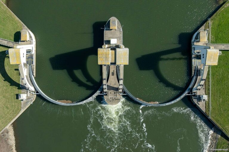 Stuw Driel weer in gebruik na historisch lage waterstanden op Rijn