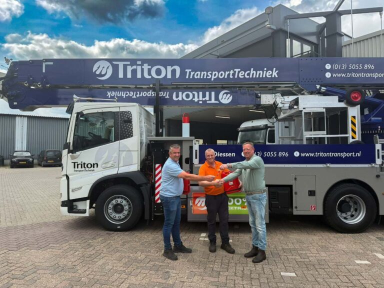 Deze elektrische Klaas-kraan hijst 9 ton tot een haakhoogte van 50 meter