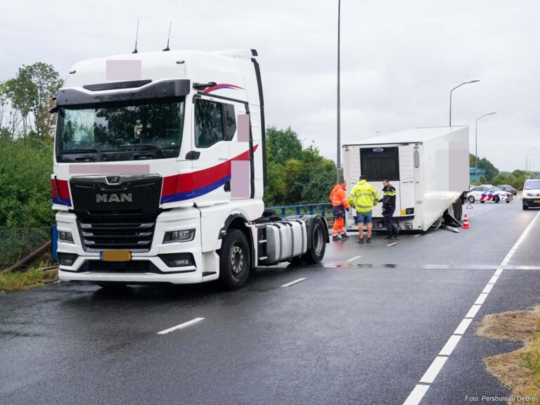 Vrachtwagen verliest oplegger in Lelystad, rijstrook Oostranddreef afgesloten
