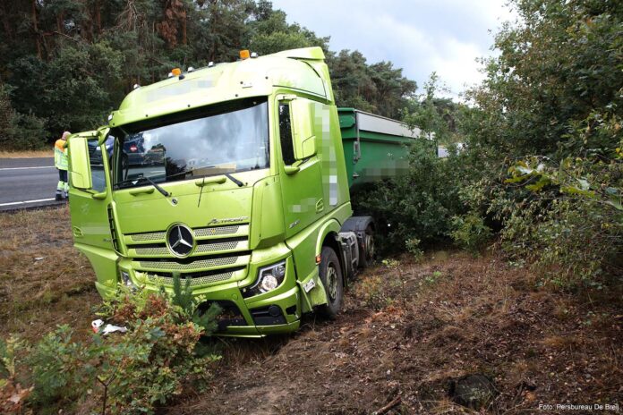 Vrachtwagen van de weg A1