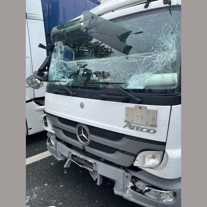 Vrachtwagen beschadigd na aanrijding