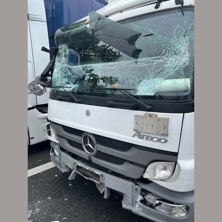 74-jarige vrachtwagenchauffeur ziet remmende camper te laat en rijdt er achterop [+foto’s]