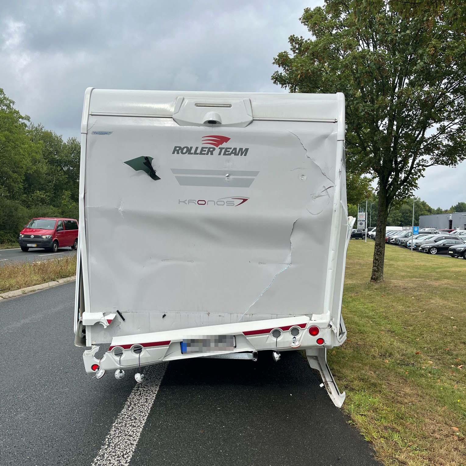 Beschadigde camper na aanrijding
