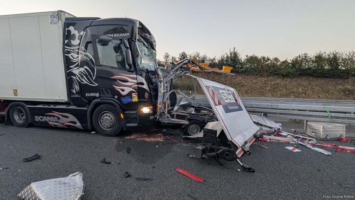 Vrachtwagen botst op wegafzetting