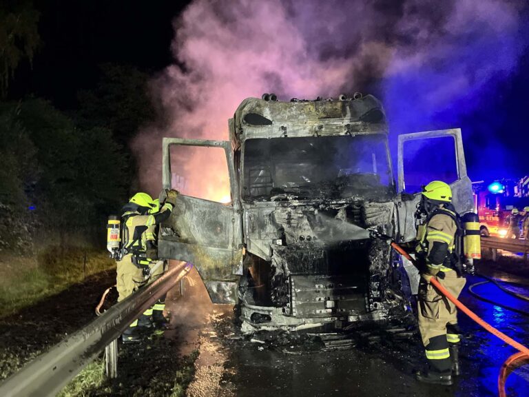 Vrachtwagen volledig uitgebrand op Duitse A1; chauffeur lichtgewond
