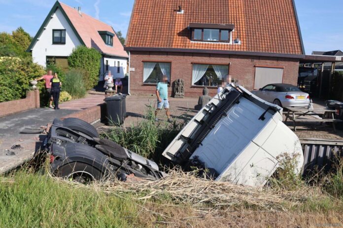 Vrachtwagen in het water