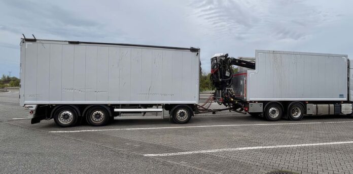 Vrachtwagen met paardenmest