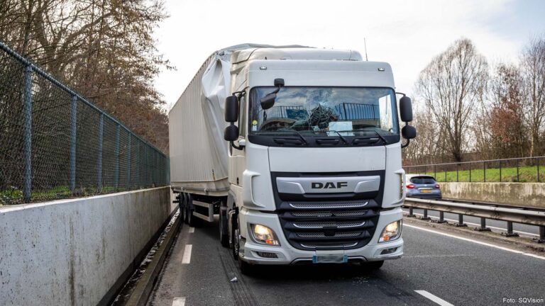 Vrachtwagen botst tegen viaduct op N262 bij Roosendaal, trailer zwaar beschadigd