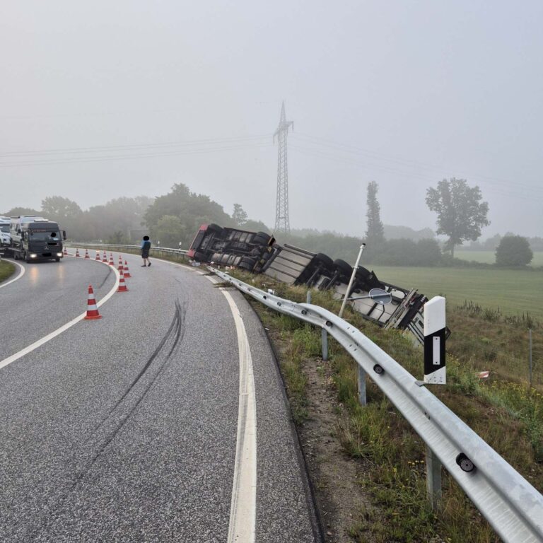 Vrachtwagen kantelt bij oprit Duitse A7, volgens politie vermoedelijk te hard door de bocht