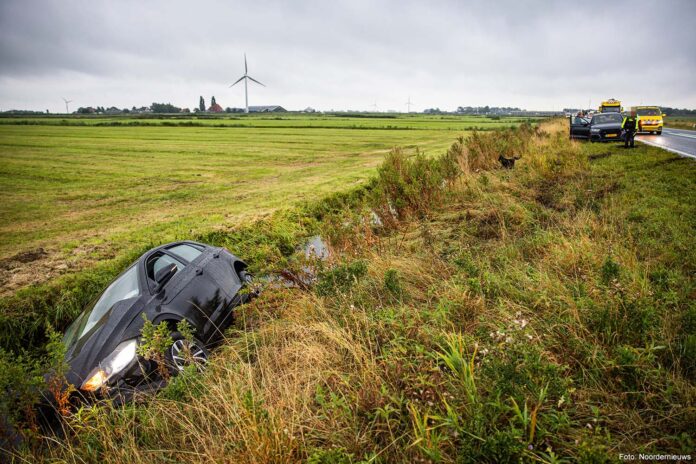 Auto in de sloot