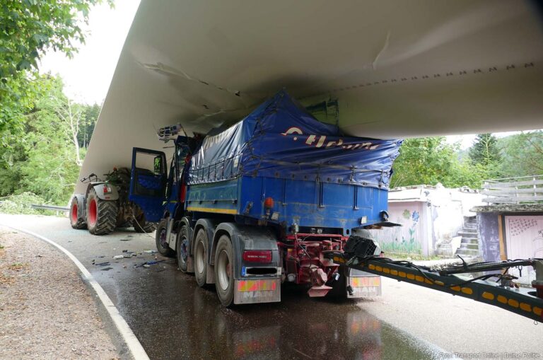 Rotorblad van 27 ton valt tijdens zwaartransport op voertuigen: schade tot 1 miljoen euro [+foto’s]