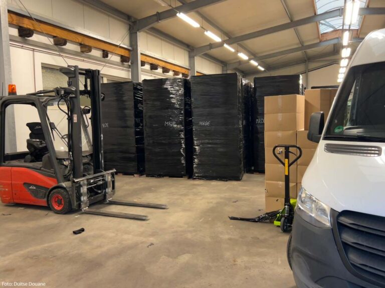 Douane ontmantelt crimineel netwerk achter transport van bijna 100 miljoen illegale sigaretten