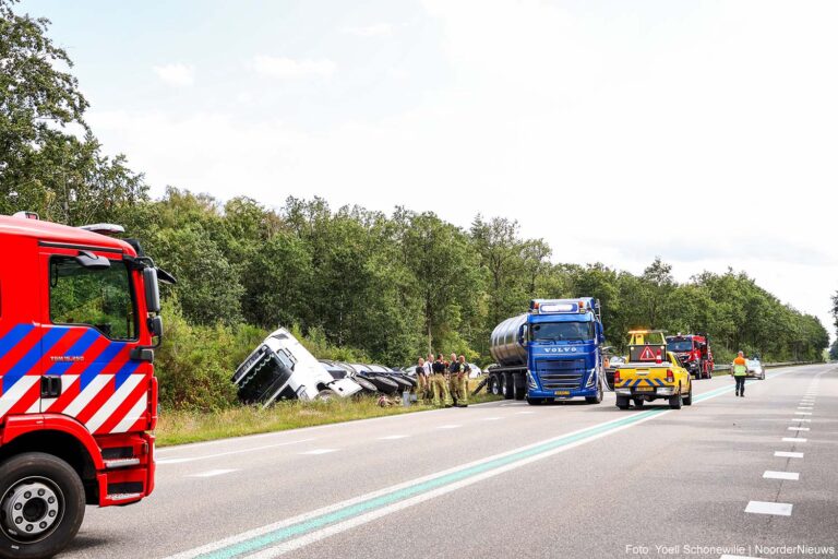 N34 bij Odoorn in beide richtingen dicht nadat vrachtwagen met mest van de weg raakt [+foto]