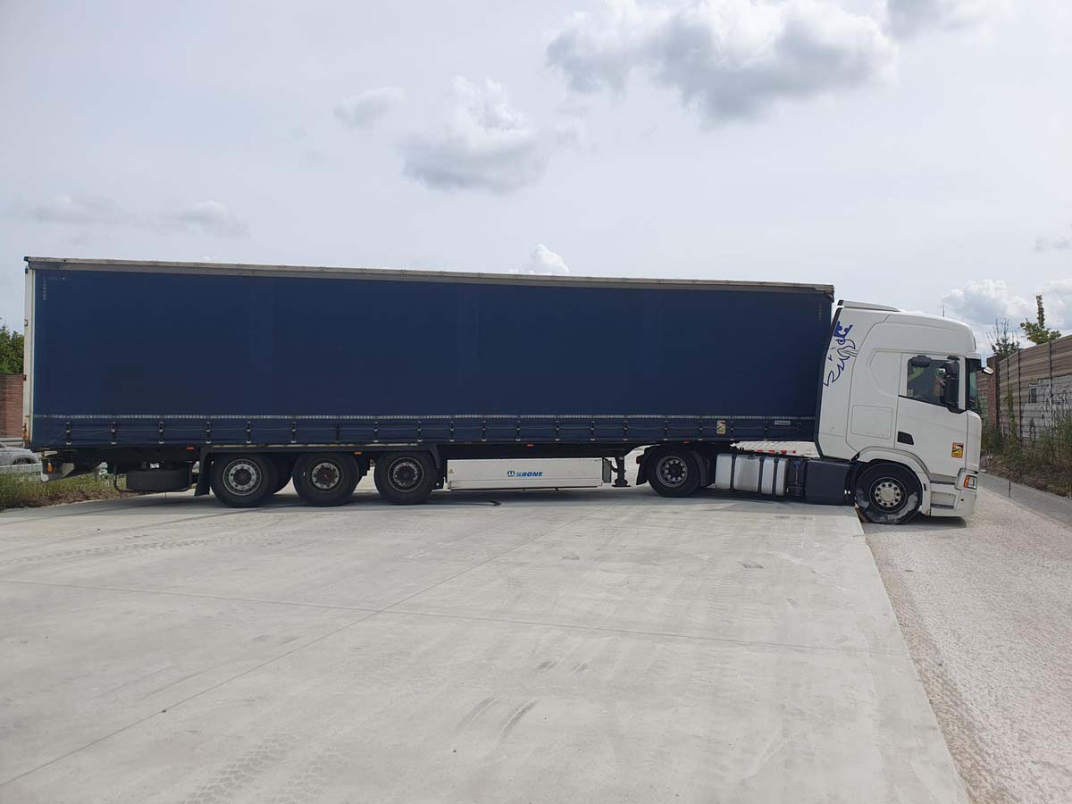 vrachtwagen vast op A7 bij Hildesheim-01