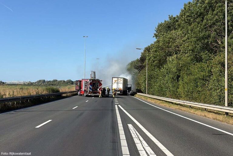 Eén rijstrook A27 bij Keizersveerbrug weer open na vrachtwagenbrand [+foto]