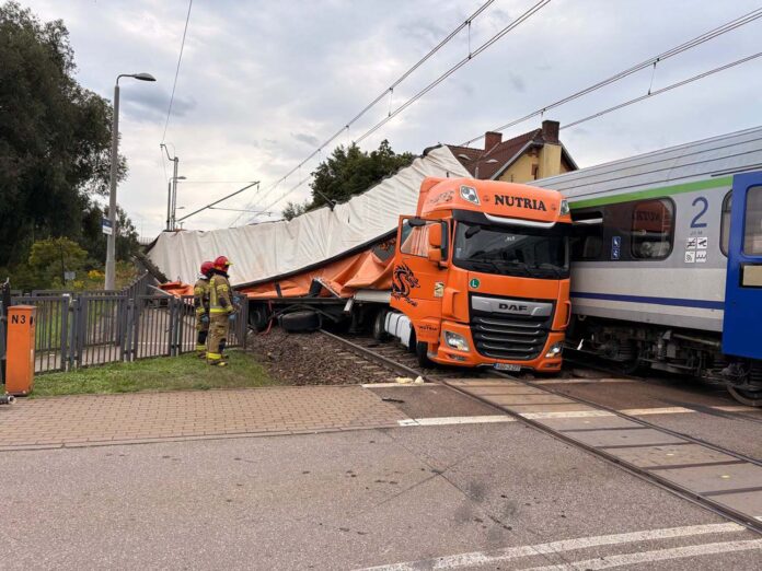 Aanrijding vrachtwagen trein Gdansk