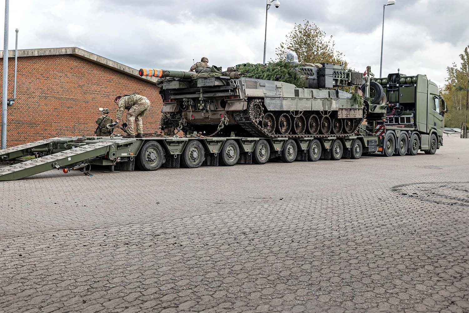 DK 8 axle semi low loader