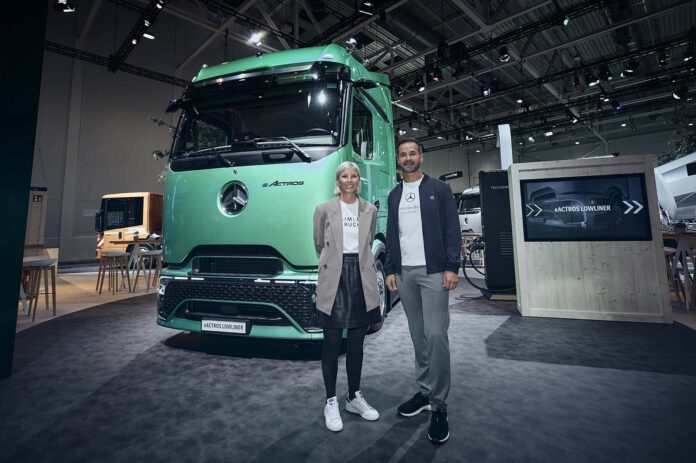 Karin Rådström, CEO Daimler Truck, en Achim Puchert, CEO Mercedes-Benz Trucks, op de IAA Transportation 2026