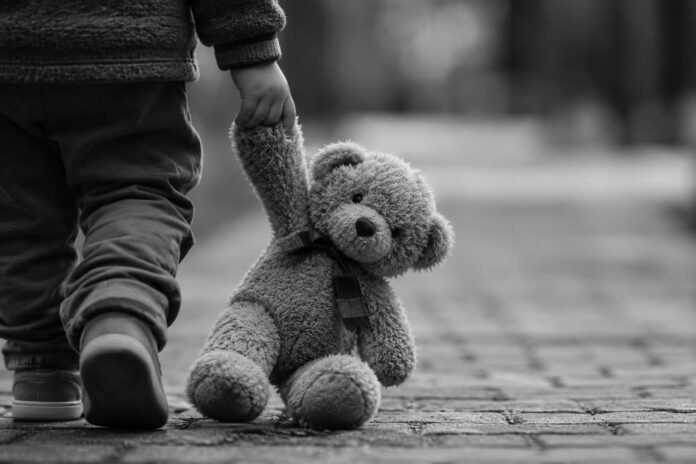 Kindje met teddybeer in zwart wit