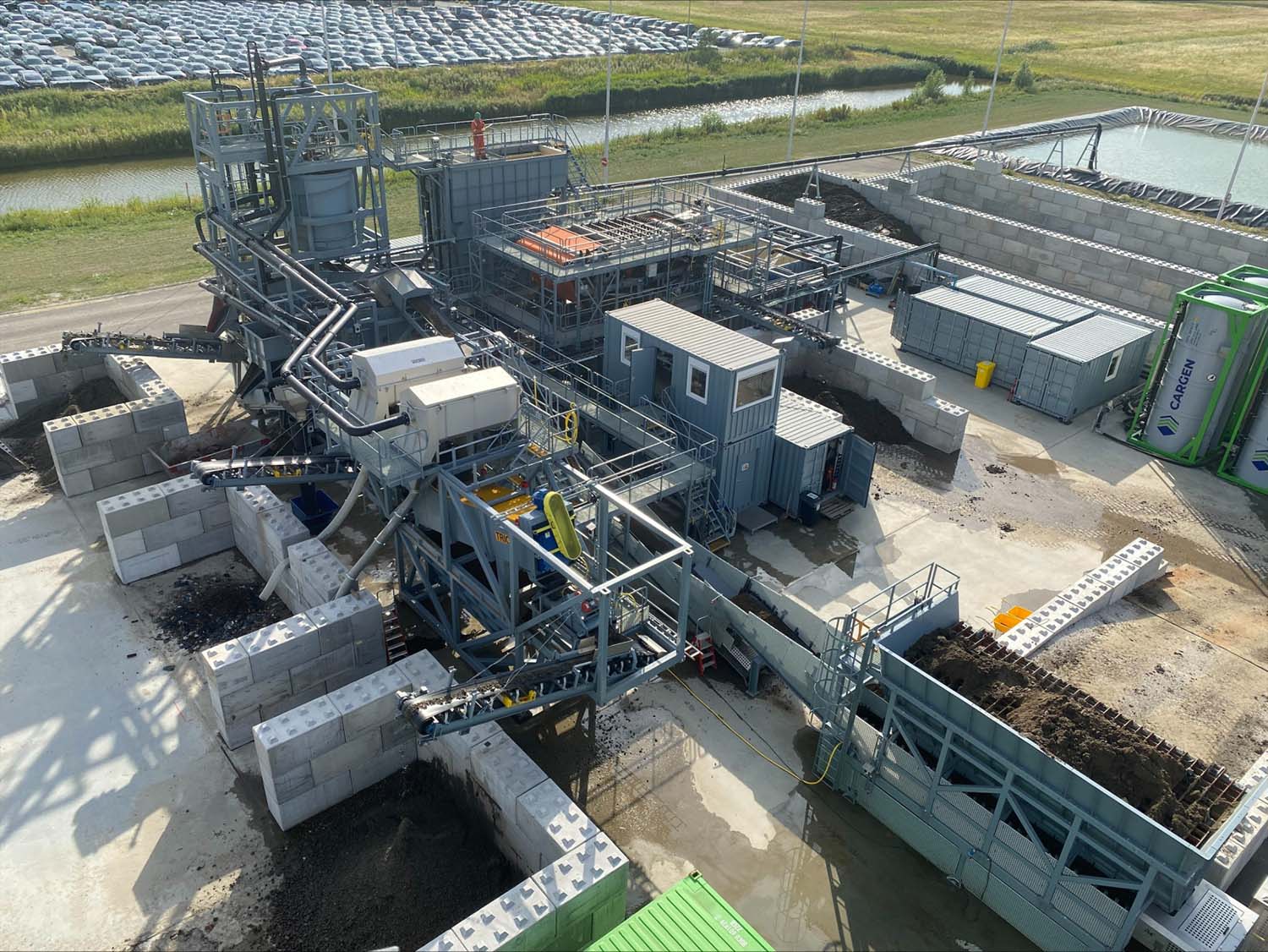 Schiphol start reiniging van 200.000 ton PFAS-houdende grond