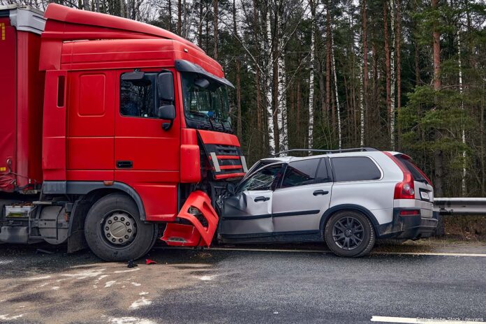 Aanrijding auto en vrachtwagen