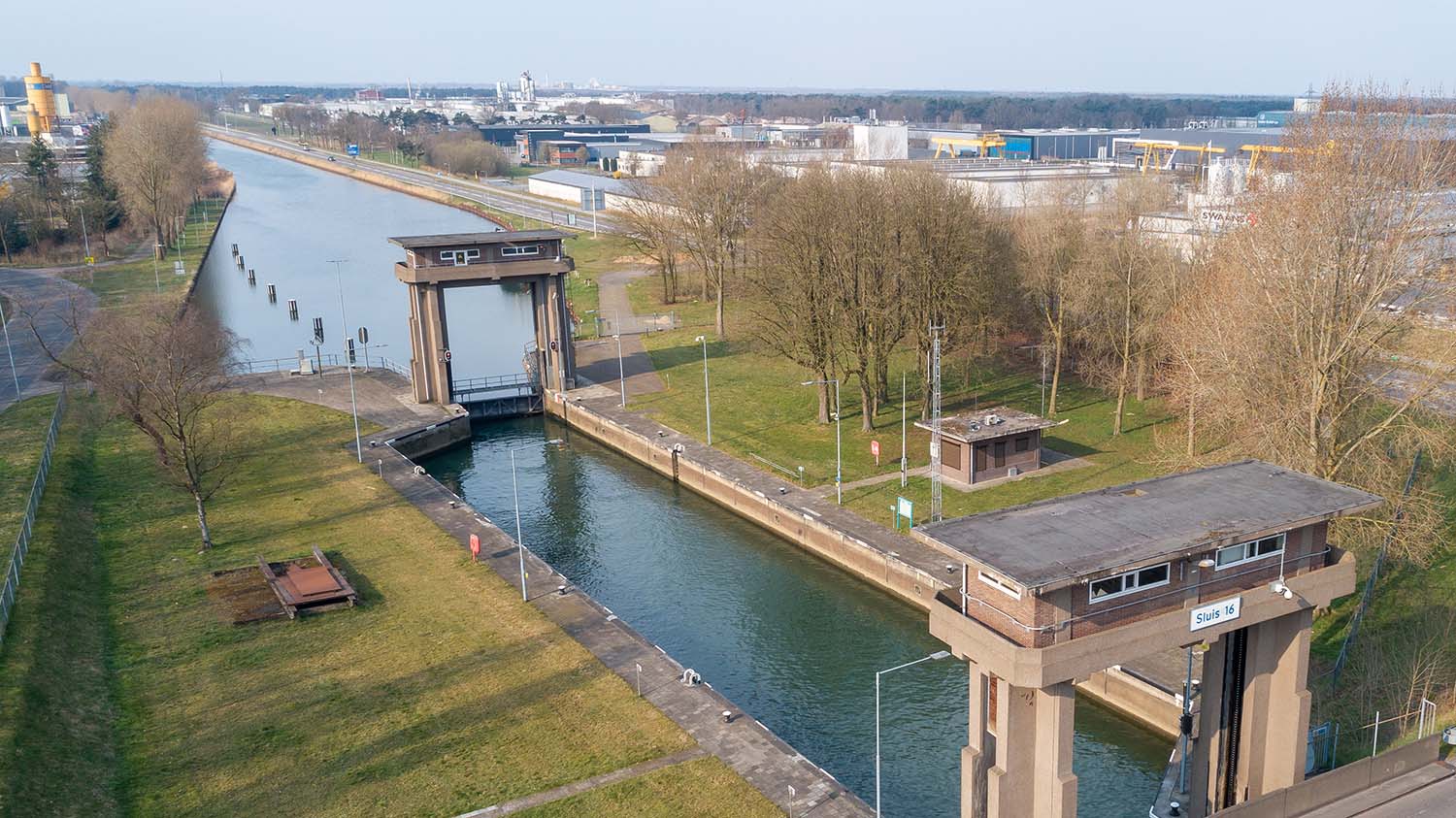 Sluis 16 in Zuid-Willemsvaart tien weken gestremd voor scheepvaart