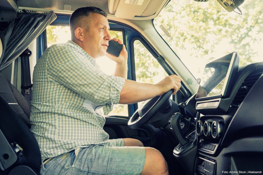 vrachtwagenchauffeur met smartphone