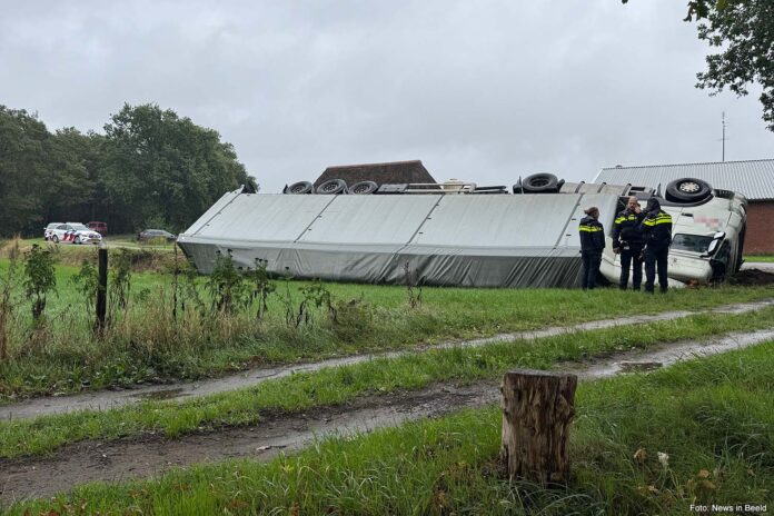 vrachtwagen gekanteld