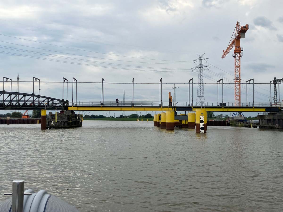 binnenvaartschip ramt spoorbrug in Duitsland