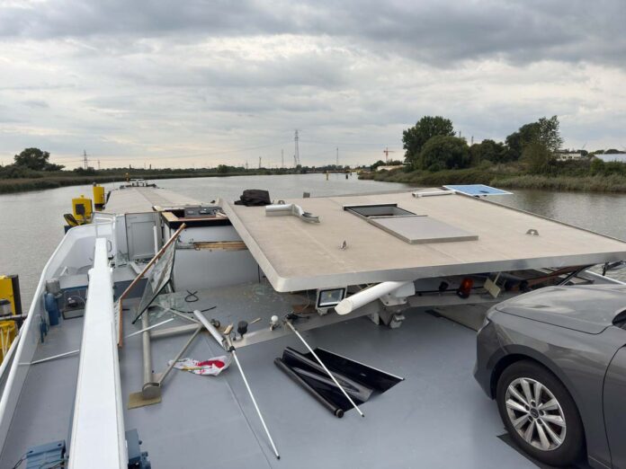 binnenvaartschip ramt spoorbrug in Duitsland