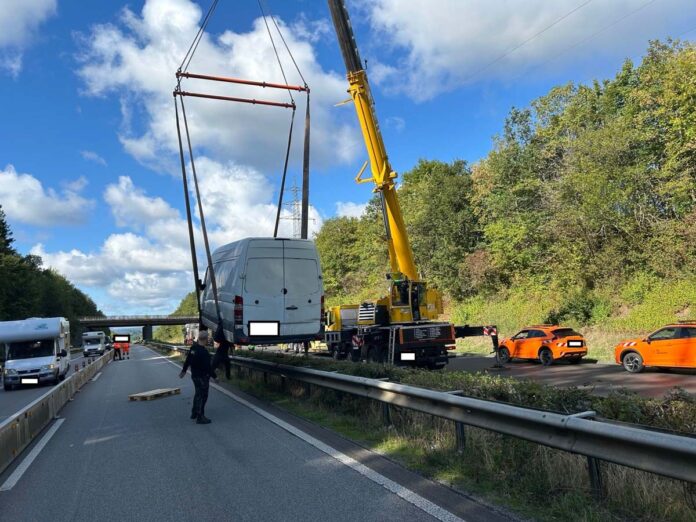 overbeladen bestelbus verliest achterband