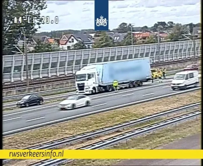vrachtwagen raakt Ringvaart-Aquaduct op A4
