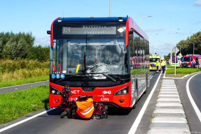 Aanrijding bus en scootmobieler