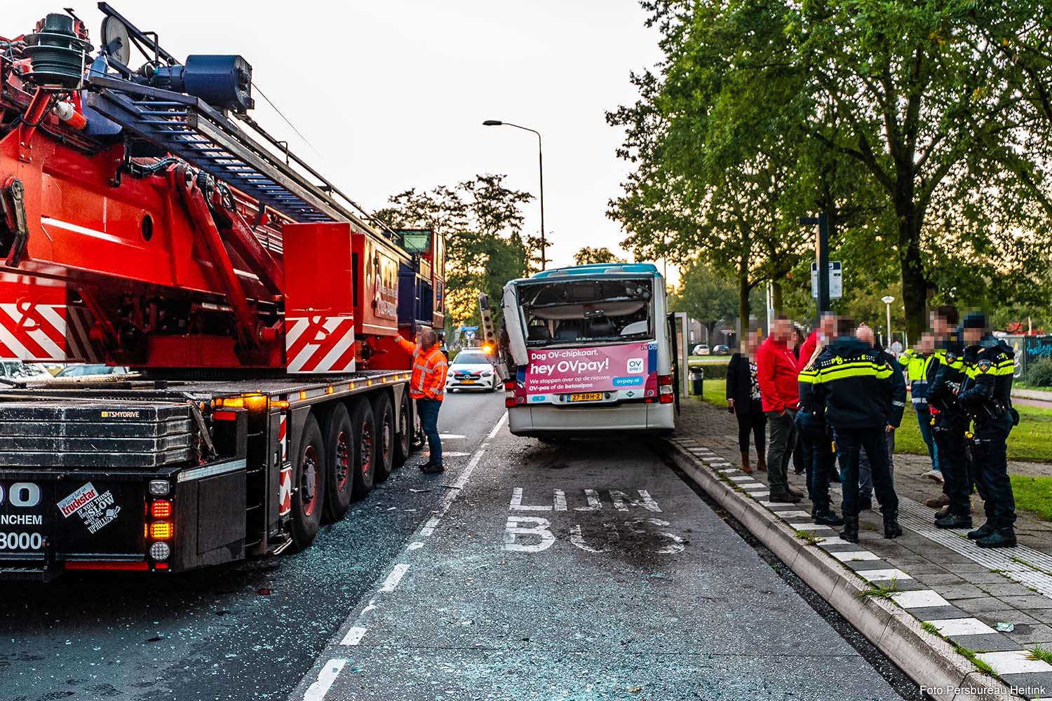 Losgeraakte ballast van hijskraan vernielt lijnbus in Nijmegen: één persoon naar ziekenhuis