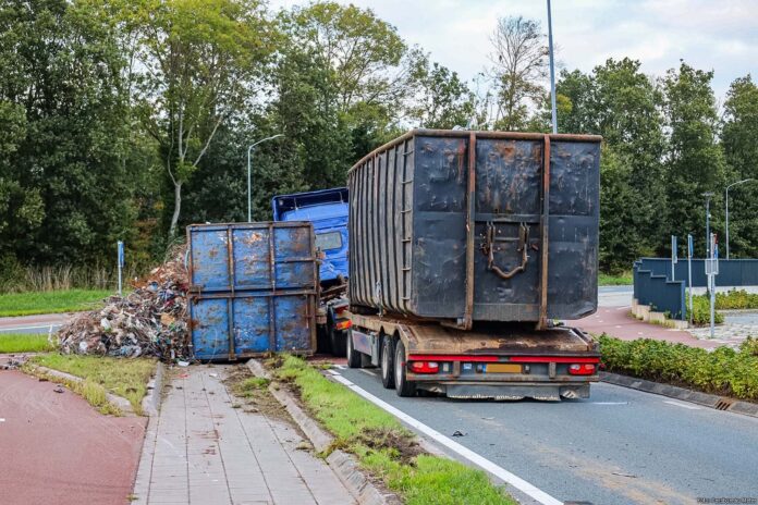 Gekantelde container met oud ijzer