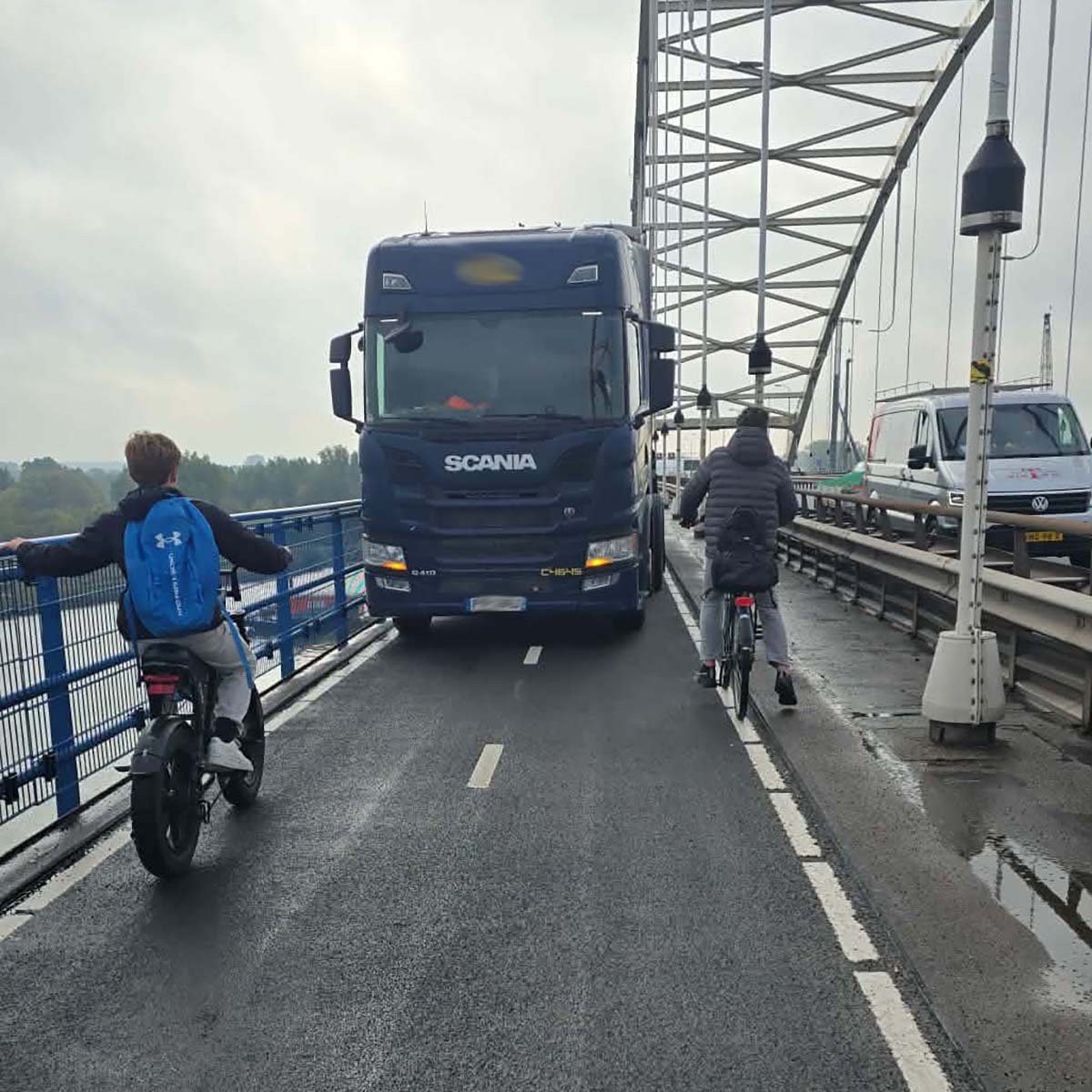 Vrachtwagens mogen Merwedebrug niet over, deze chauffeur maakt het wel heel bont en neemt het fietsp